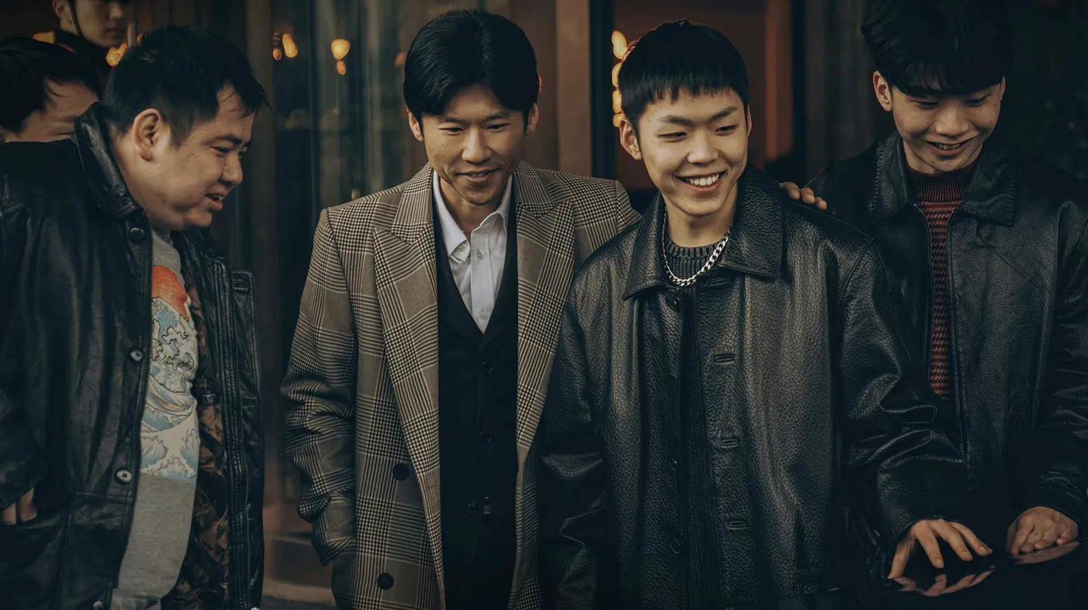 第二个就是郑奇饰演的杨哲,一个文质彬彬的人,看他给陆行知老婆的那