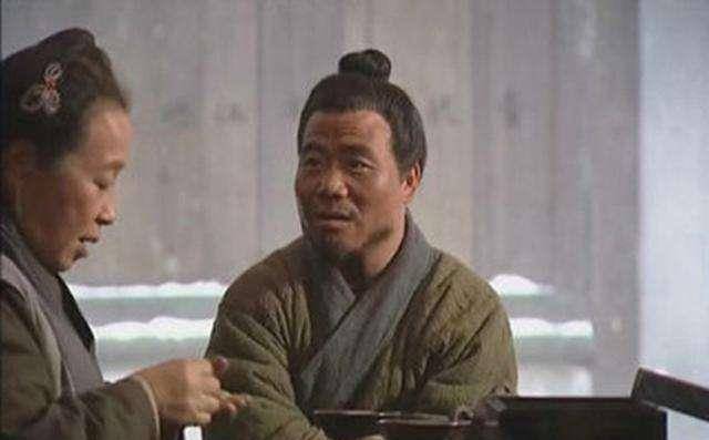 在人们的印象中,武大郎变成了一个其貌不扬,身材五短的"炊饼武大.
