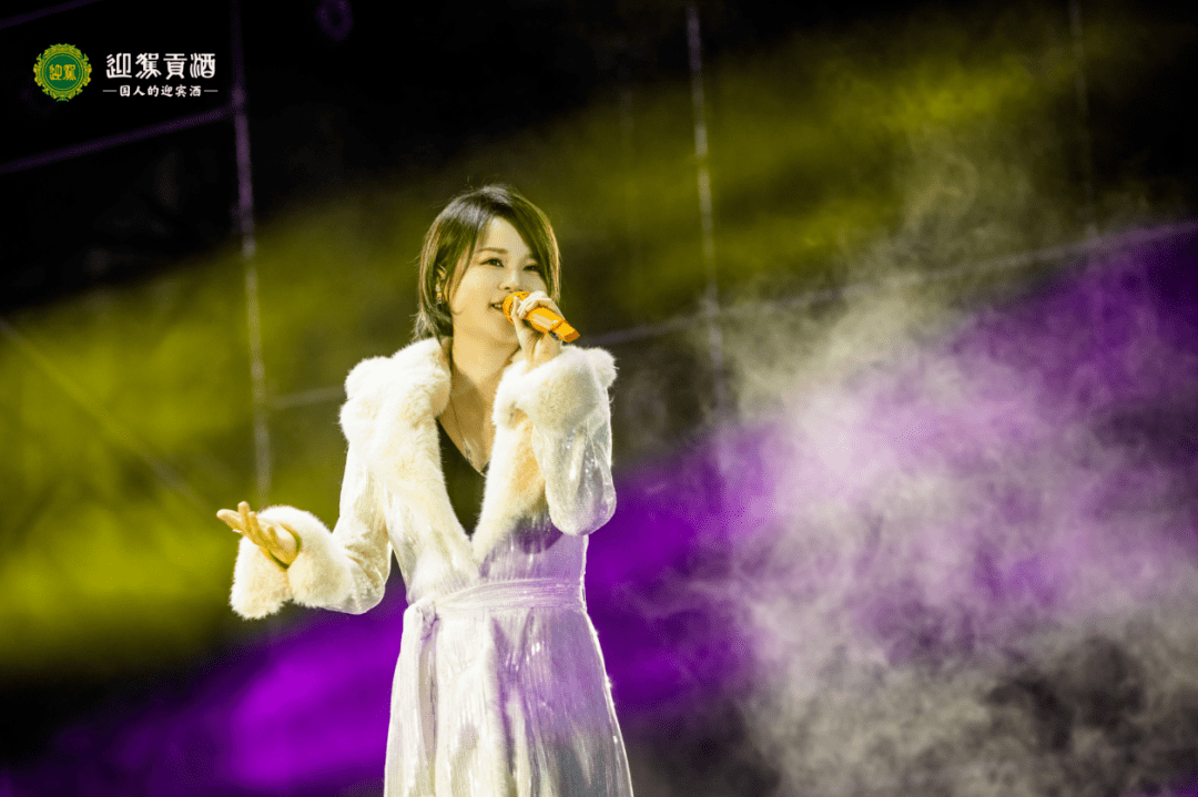 曾登上央视春晚的青年歌手王琪以其独特的声线深情演唱了《可可托海的