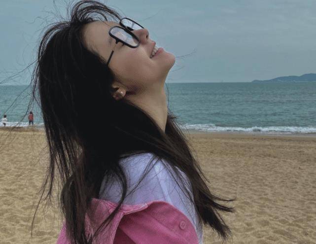 赵今麦海边度假,沙滩作画可爱十足,"仰拍角度"却暴露细纹和黑头_外套