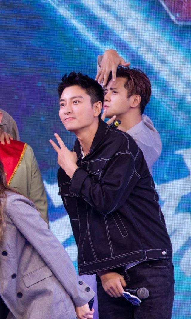 《极限挑战》下期黄磊与张艺兴回归,他将缺席,热巴造型超可爱!