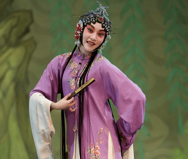 行当昆曲的行当分为三大类:旦角,生角及净丑角.