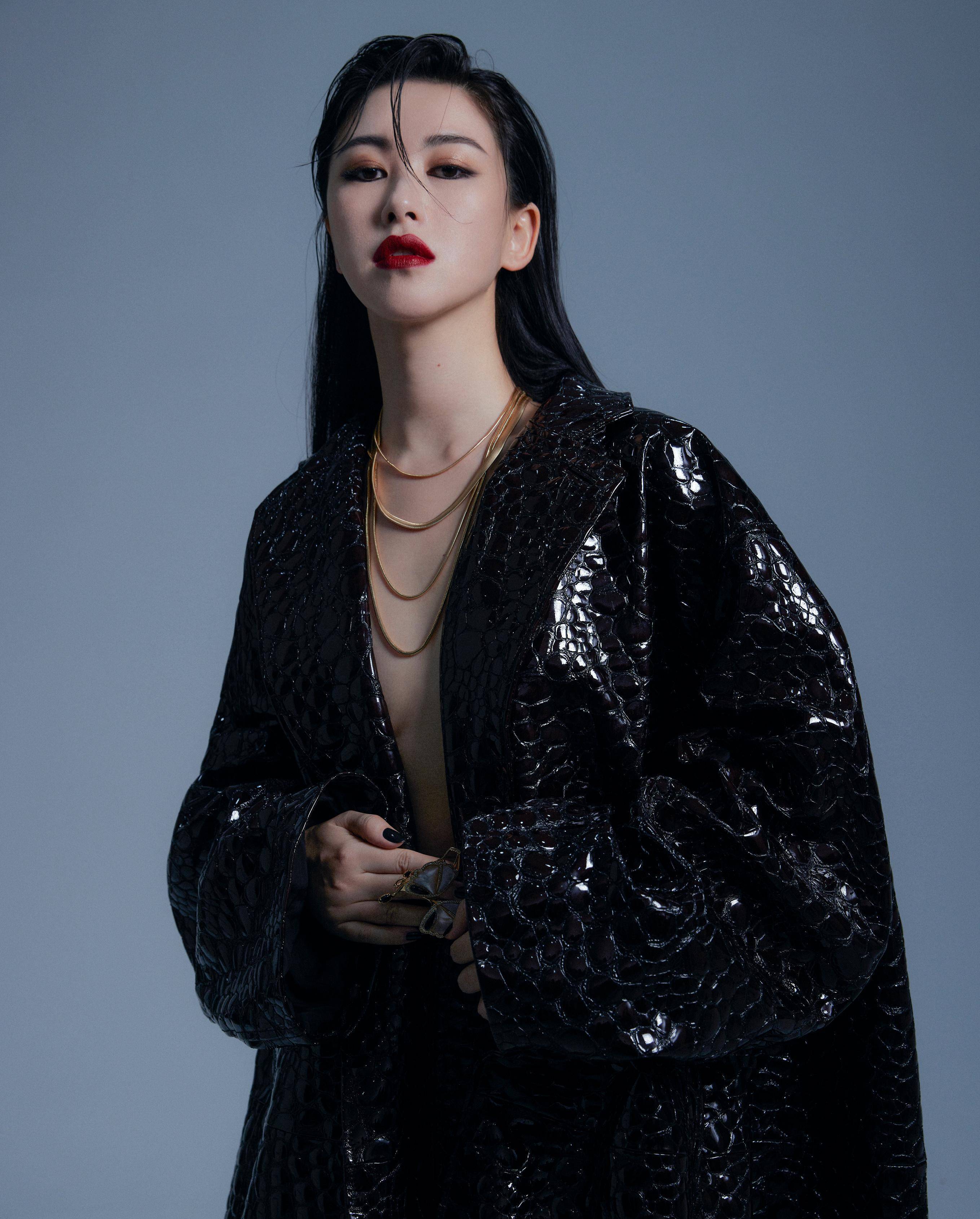 朱珠登wonderland封面,深v礼服大秀曲线,将时尚进行到底_气质_衬衫