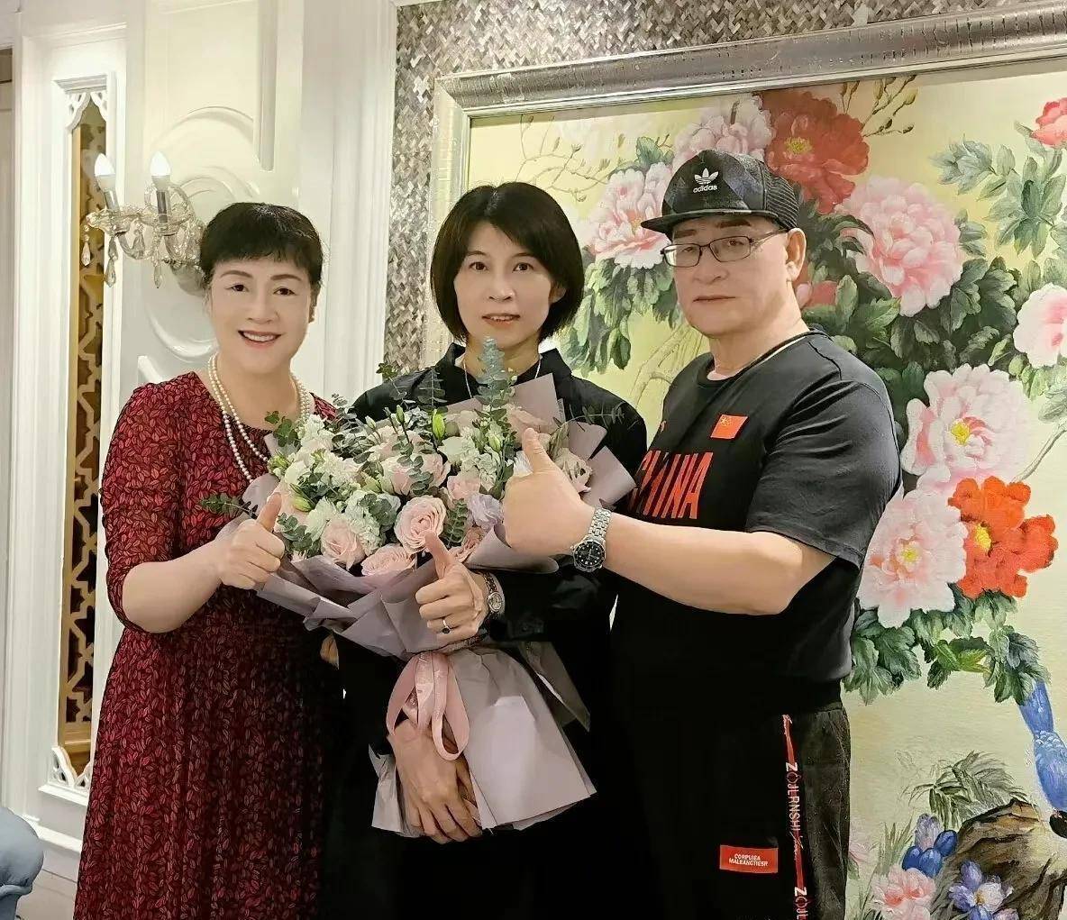 陈亚琼与半世纪前的队友欢聚鹭岛,七十年代福建女排之心不会老_陈石