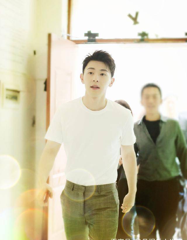 除了刘昊然,邓伦,黄明昊justin,鬼鬼吴映洁也现身了.