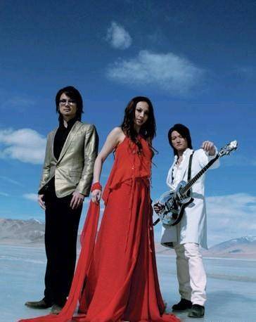 飞儿乐队在2004年乐坛神仙打架的那年出道,出道即一夜爆火,一时间大街