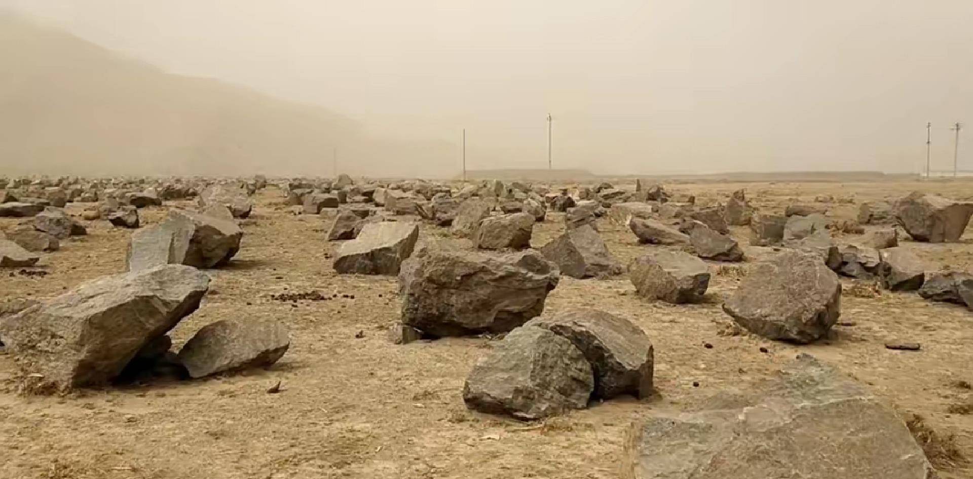 远处就是贺兰山,41号地区就在贺兰山下,人烟稀少,没有植被,有的就是