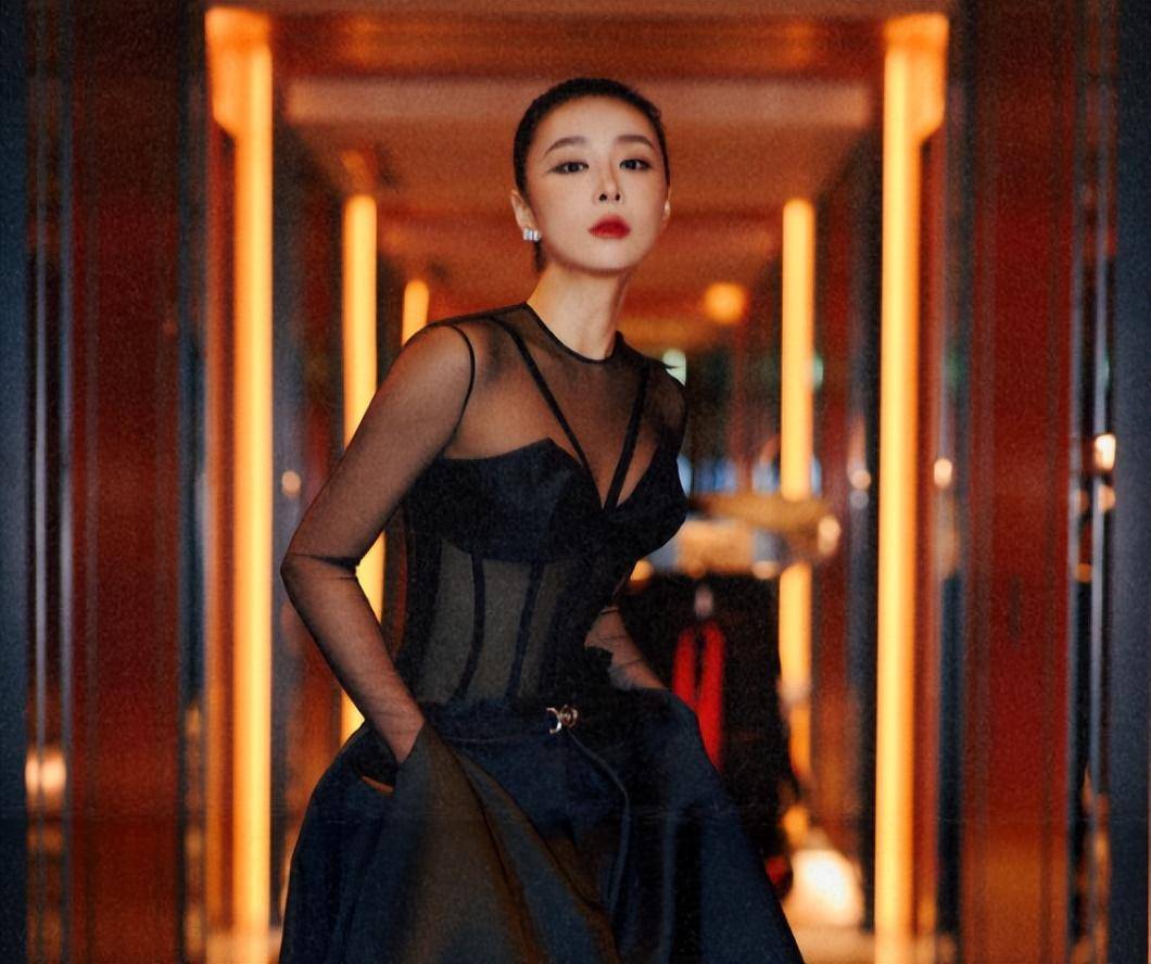 吴剑秋的职场道路非常顺利,但她的爱情却出现问题,因为丈夫选择出轨