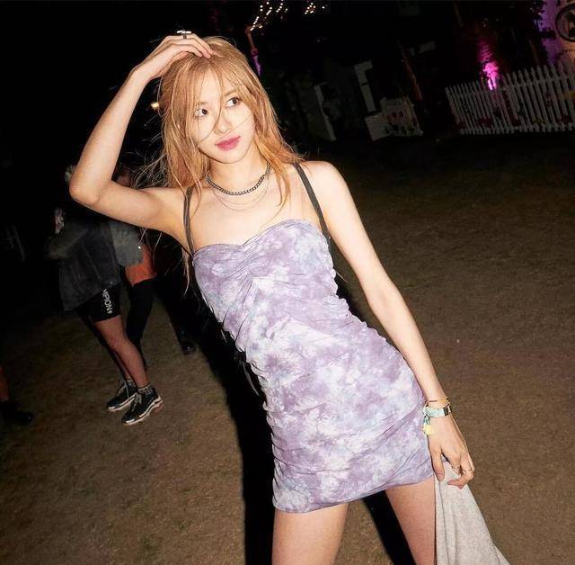 吊带短裙也是打造又纯又欲的bm风的一大利器,但对身材的要求就比较高