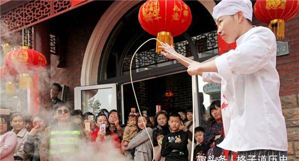 當年的拉麵哥,走紅後娶女粉絲,炒老闆魷魚後另開面館