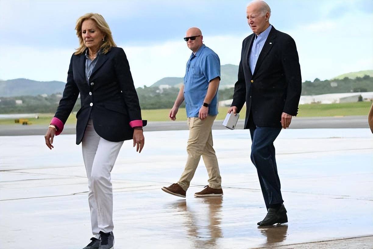 拜登携老婆孙女去加勒比海过新年!