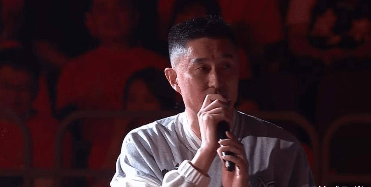 立功收到礼盒,阿联收到纪念品,盛的毛衣湿了,讲话哽咽了_李春江_比赛