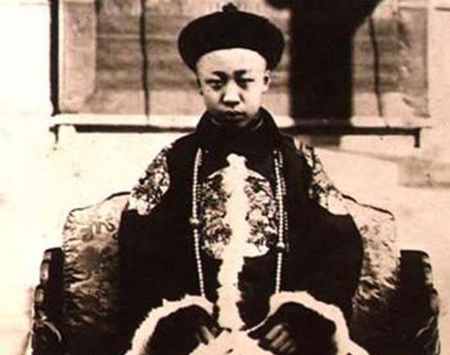 1906年,溥儀生於北京醇親王府,是攝政王載灃的兒子.