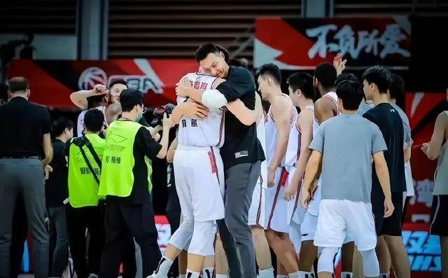 周鹏与易建联的默契:17年被新疆横扫夺冠记,我俩受伤仍向领导请缨上场