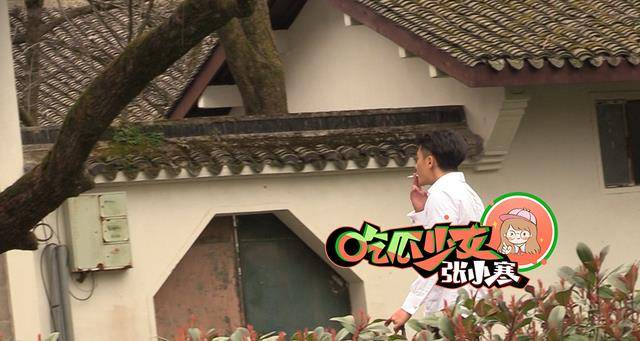 黄子韬被曝与徐艺洋同回家前剧组拍戏片场遛狗超惬意_状态_一手_话说