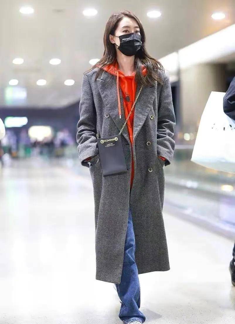 张小斐私服走机场,穿马甲搭配卫衣,打扮得时尚保暖,减龄又潮流_运动衫