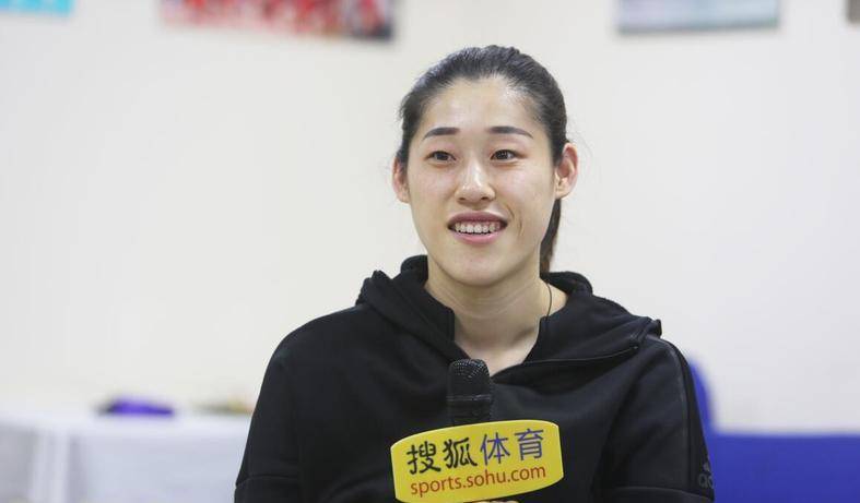 恭喜刘晓彤福将从清华大学毕业并与结婚20年的丈夫结婚,他是人生赢家!