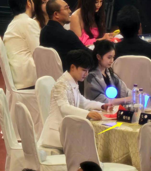 大湾区晚会后台:肖战被冷落,李现关晓彤无交流,王一博行色匆匆_徐小凤