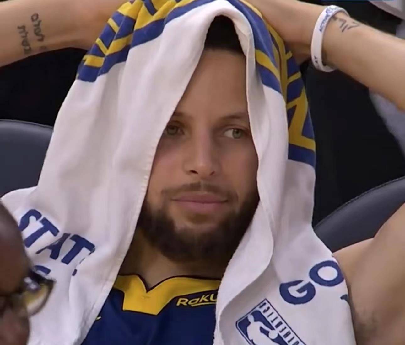 圣诞节对阵掘金的比赛,库里21投7中,三分球13投3中,罚球1中1,得到18分