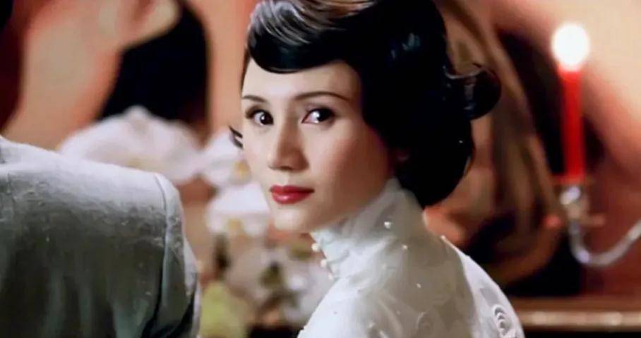 2012年底,她参演电影《大上海》,饰演剧中的一代名伶叶知秋.