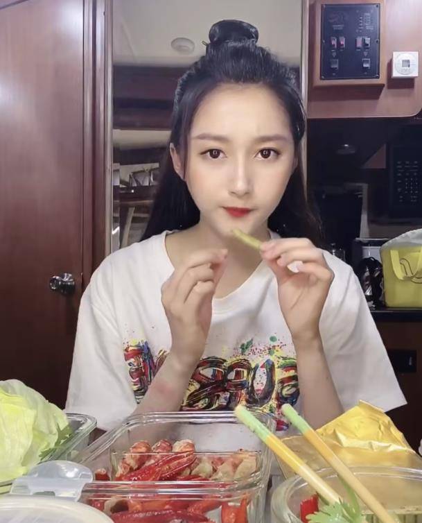 关晓彤秀吃播,网友关注点却在翘起的双眼皮贴,真怕一眨眼掉碗里_因为