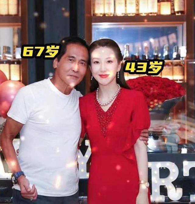 56岁王祖贤多伦多出席活动,白衣乌发梦回小倩,四肢纤细肚腩大!