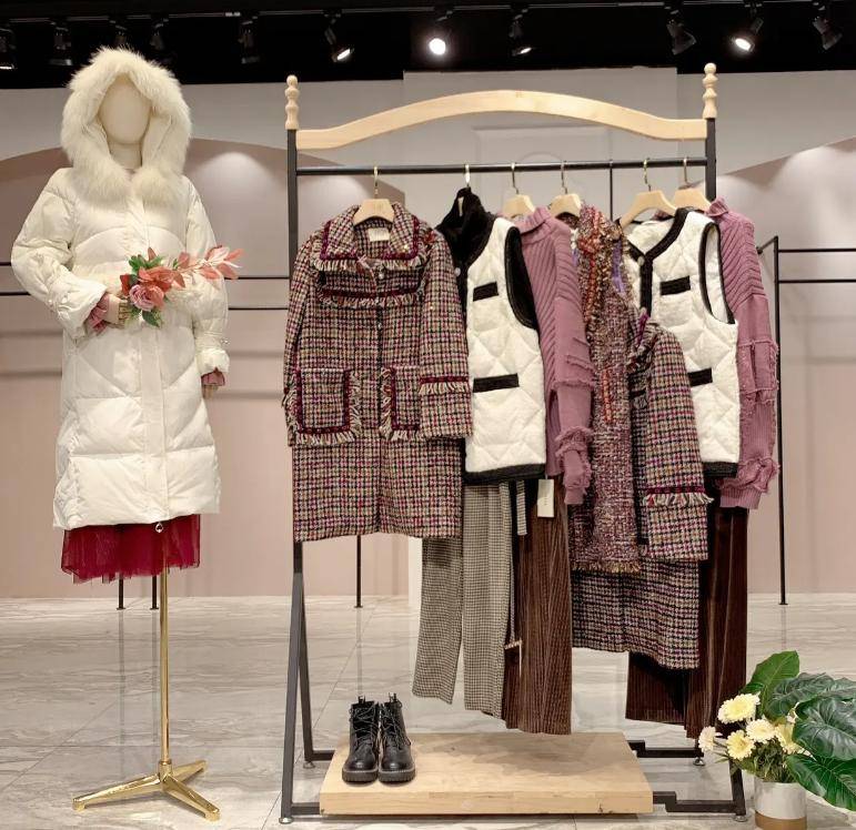 在过去,羽绒服作为保暖衣物,一直以其实惠的价格在市场上占有一席之地
