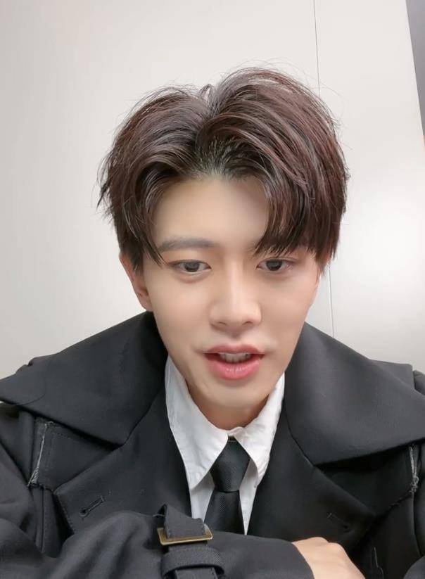 32岁任嘉伦愚人节直播,自曝体重仅有114斤,粉丝却各执一词_身材_状态