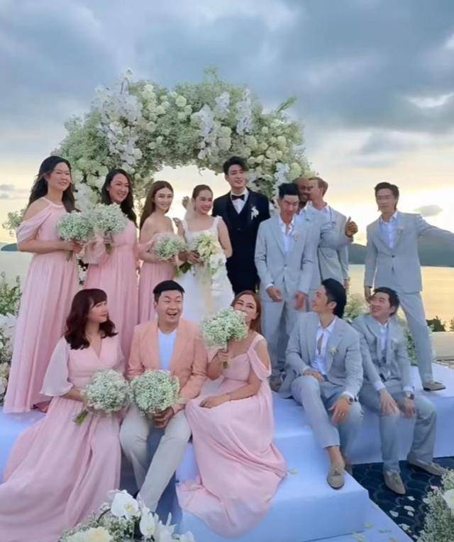 李珠衔和angelababy闺蜜大婚,现场众星云集,酒席风格引争议!