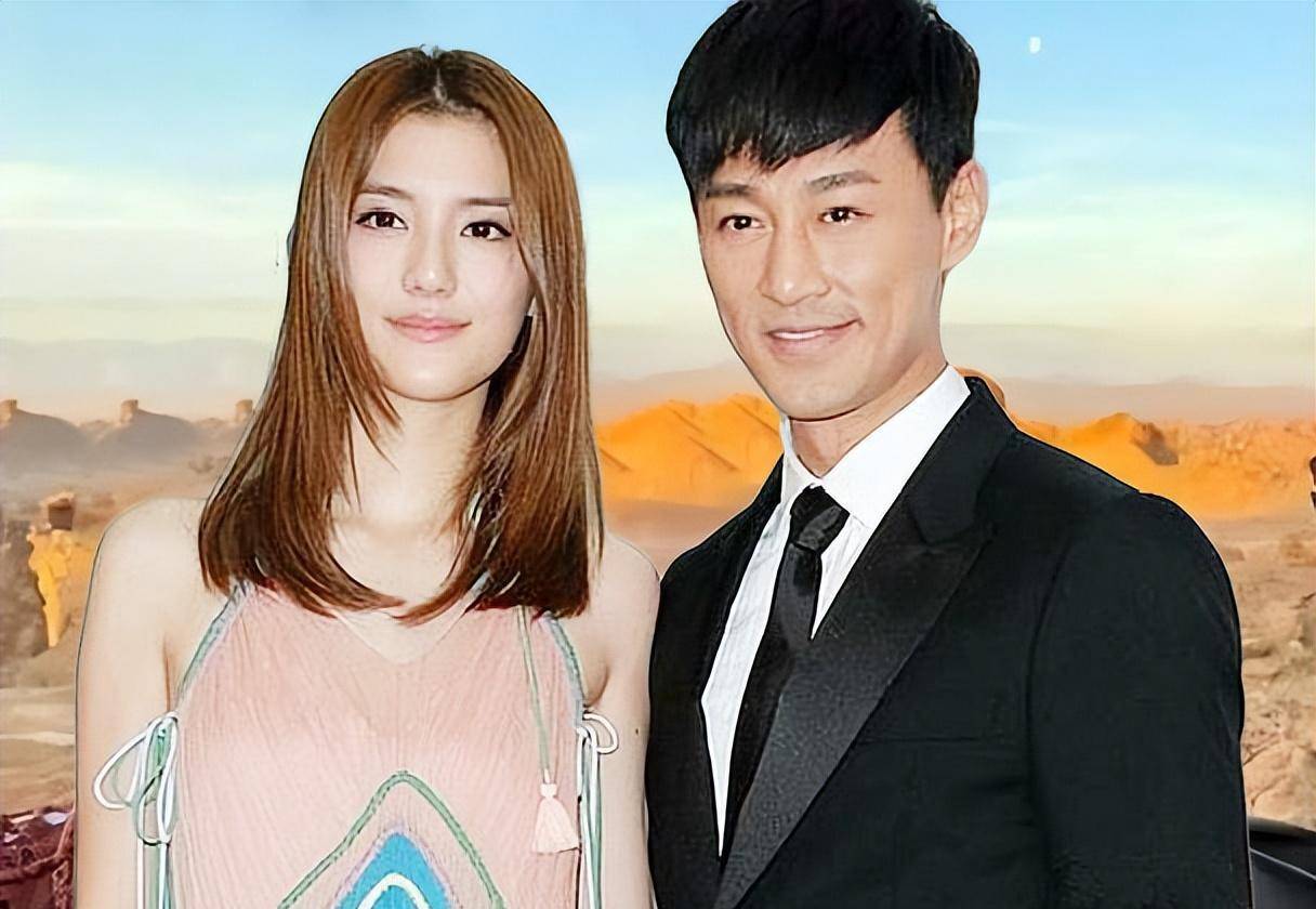 吴千语施伯雄跨年当街拥吻,44岁林峰被偶遇,穿搭老气遭嫌弃!