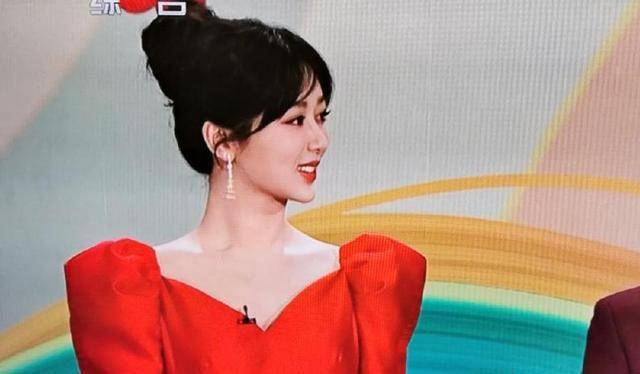 在春晚舞台上,杨紫将两度登场,带来歌曲和小品,令人期待不已.