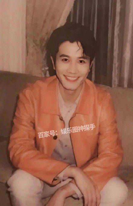 同为"身高190俱乐部"的成员,那时俩人都还很青涩,彭冠英在高伟光身边