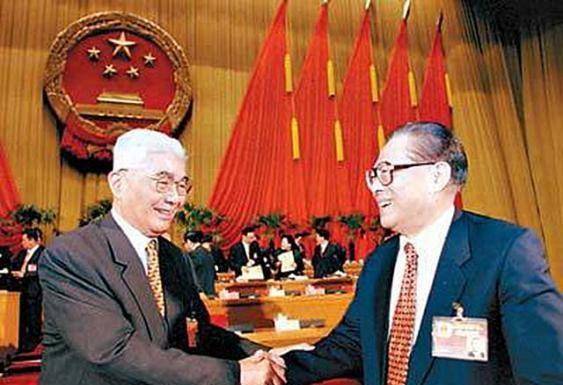 2005年,儿子携父亲荣毅仁骨灰回无锡老家,来悼念的人流持续5日_国家