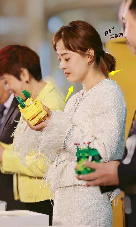 你可以看到她只是稍微低下头,就能看到若隐若现的双下巴,而且她的脖子