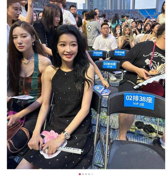 虽然孙怡否认,但网友还是不买账;没想到7月份,孙怡又和闺蜜吴优一起去