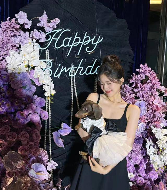 但设计完全不同,也看得出来她为次的生日十分上心,赵露思抱着狗狗站在