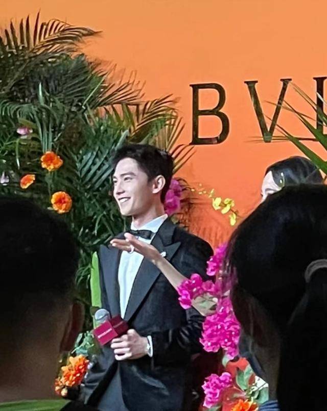 杨洋晚会后台太"抢手",众人争相与之合影,合影男主持也很抢镜_吴磊