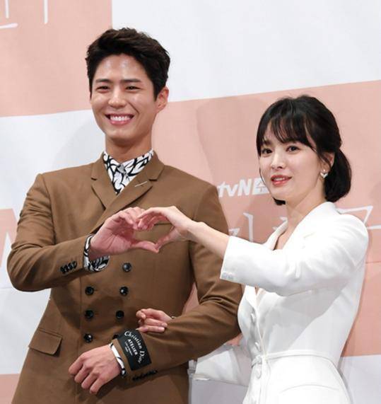 宋慧乔比朴宝剑大11岁6个月,男方和宋仲基还是很好的朋友.