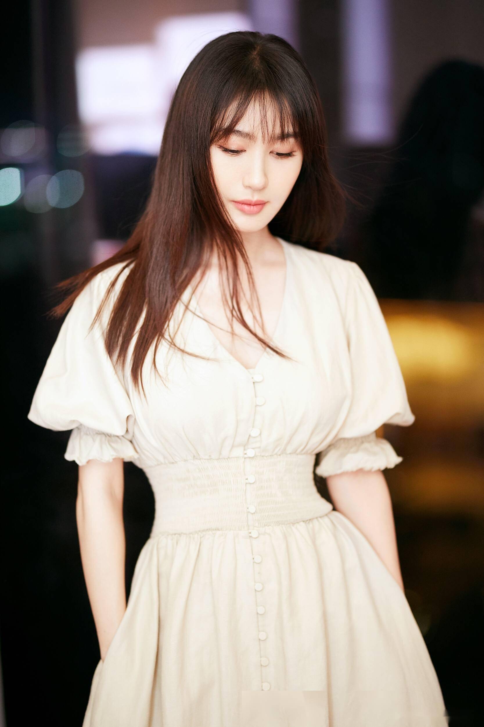 陈数写真赏,在光影交错中,尽显优雅身姿,完美曲线让人魂牵梦萦!