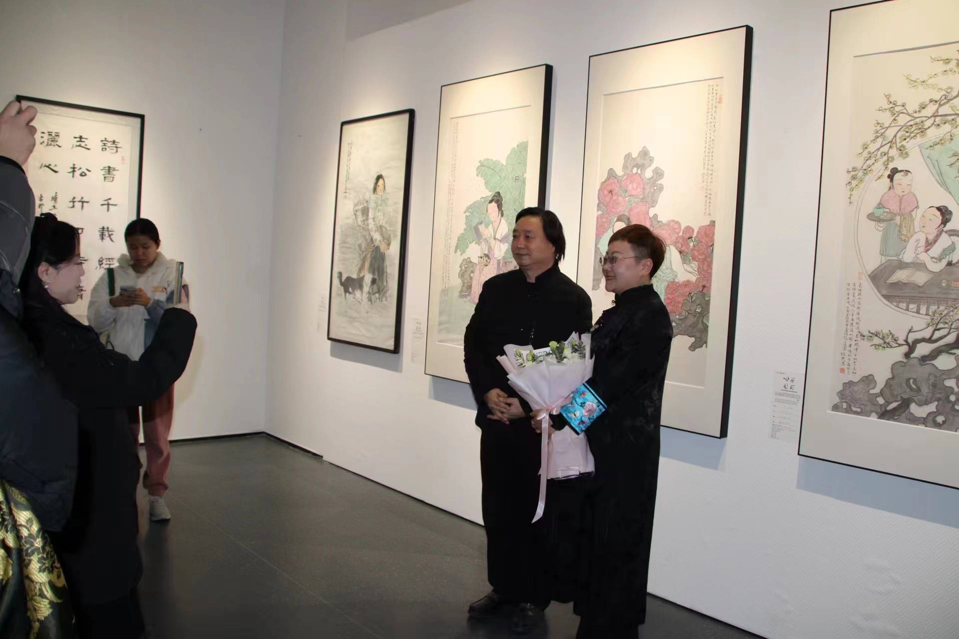 策展人杨墨白表示:"艺术,工艺,生命,穿越时间维度,跨过空间的束缚,在