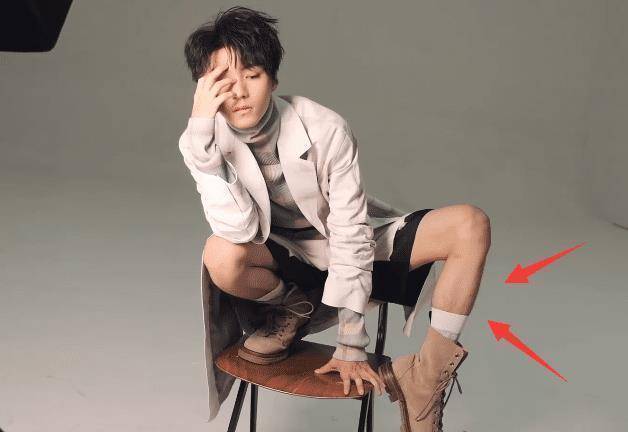 王俊凯梳"鸟窝头"拍大片,发量浓密厚实,脚踝超细还有很多腿毛_造型