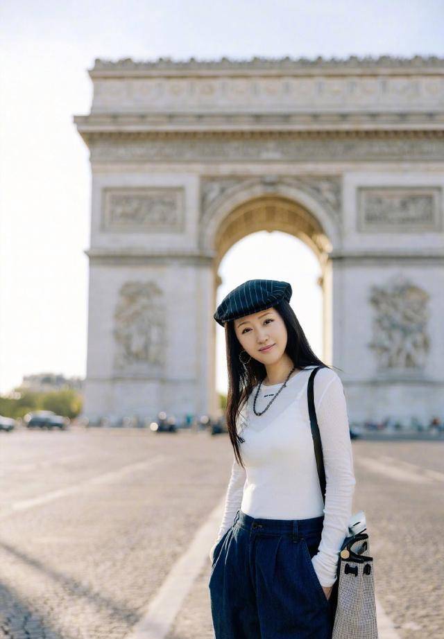 52岁杨钰莹出席时装周,面部肿胀认不出,一身行头超20万!