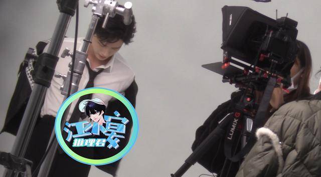 白敬亭拍广告表情严肃影棚换装超接地气_小白_小宴_后续