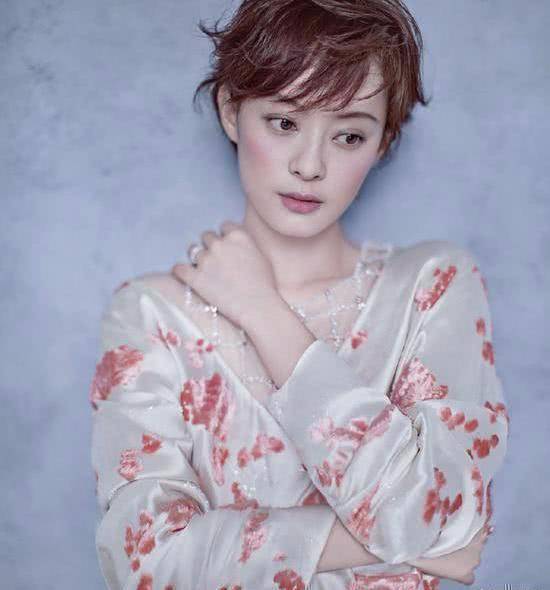 孙俪高情商晒姐妹照,同父异母妹妹跟她像极了,同款眉毛眼睛鼻梁_孙艳