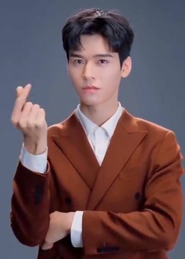 不过龚俊身后始终有一群粉丝鼎力支持,在小作休整后他也未停下事业的