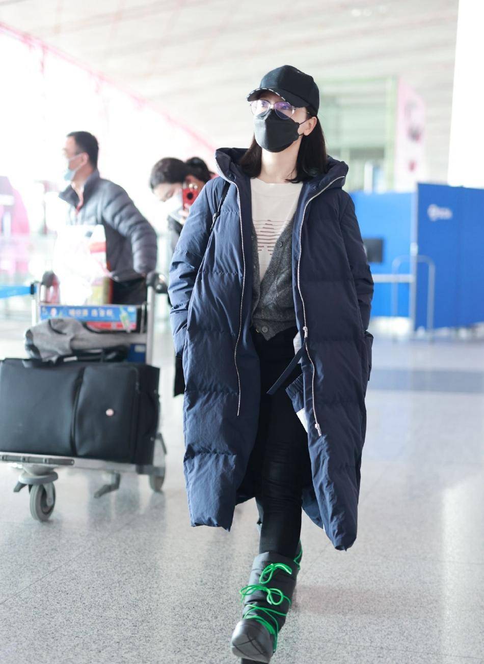 陈数穿深蓝色棉大衣走机场,搭配绿绑带长筒靴,保暖又显气场!