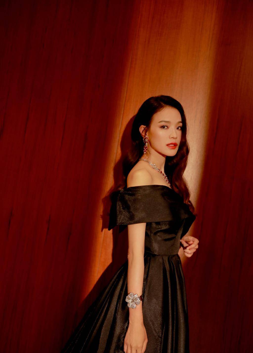 舒淇穿红色西装干练酷飒 淡妆出镜御姐气场拉满_魅力_时尚_女性