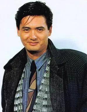 周润发,1955年出生香港,祖籍广东开平,他演的小马哥很经典