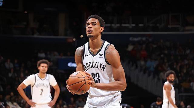 本场比赛中,篮网的先发中锋尼古拉斯-克拉克斯顿(nicolasclaxton)的