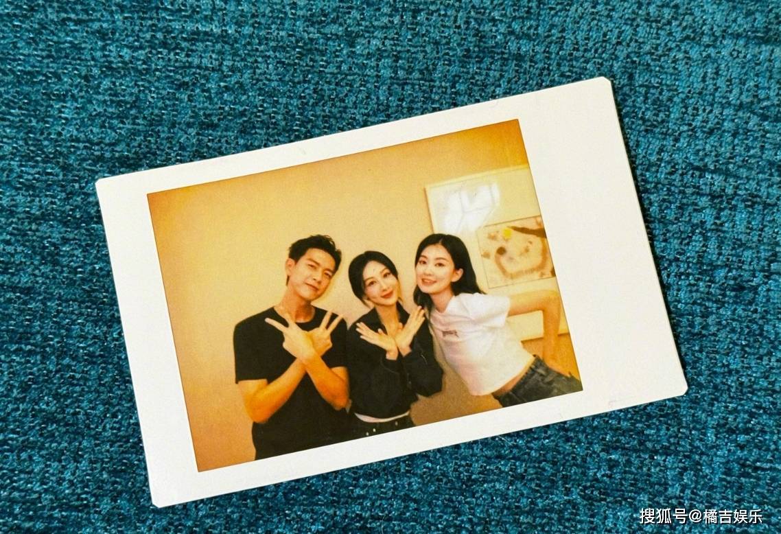 我听到杨紫和李现乘坐同一架飞机飞回飞机.这真的很有趣!